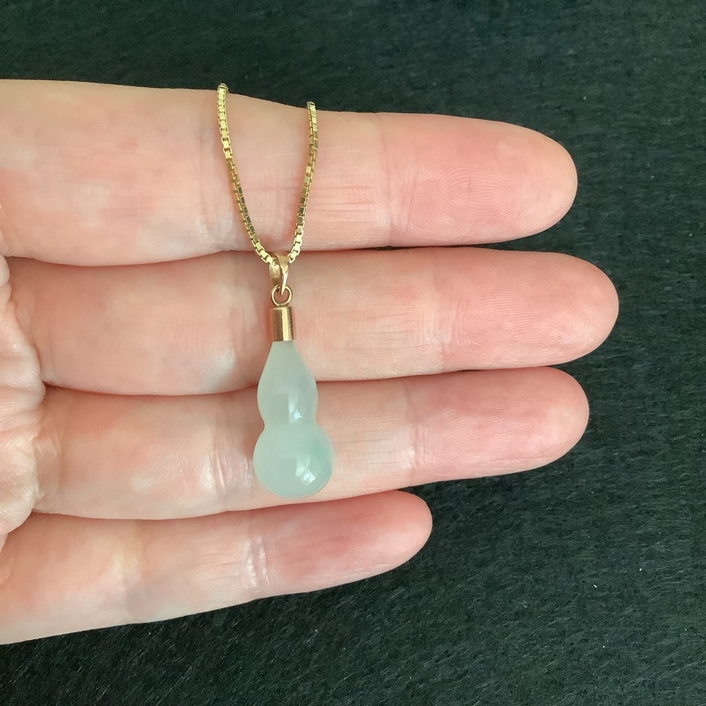 NEW 14KT yellow gold natural light green jade pendant. - Picture 5 of 5